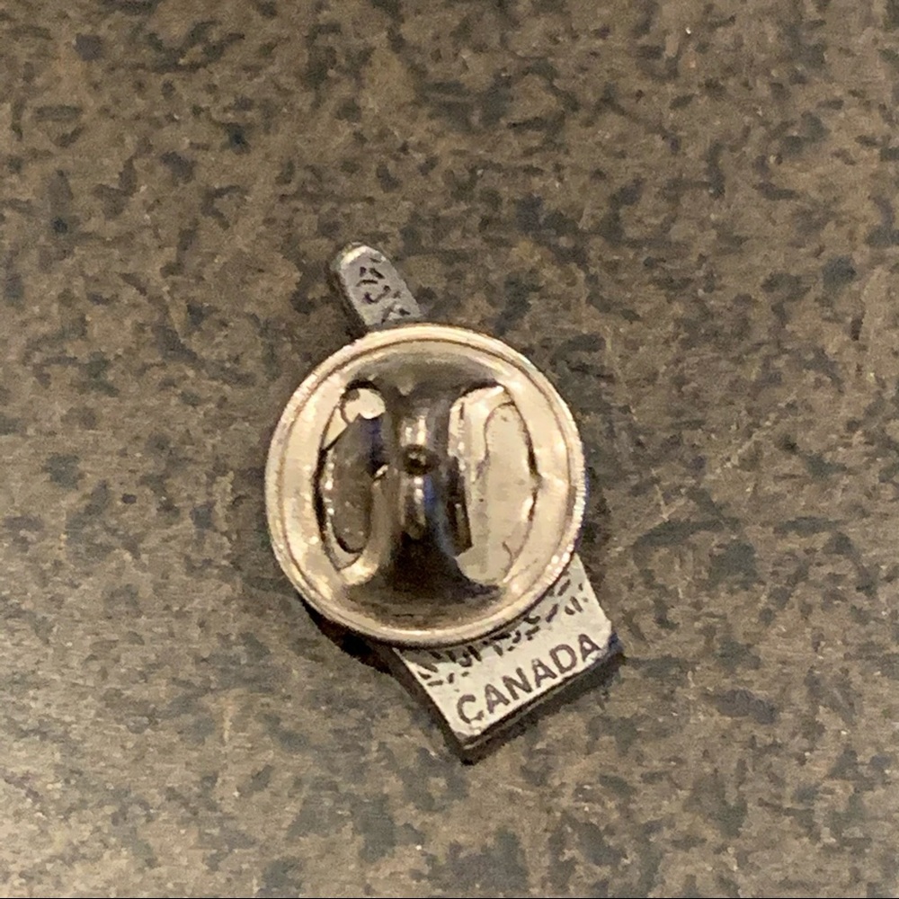 🎁‼️ Pointer ☝🏼 Hand Pin - Picture 3 of 3